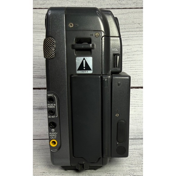 Sony Handycam CCD-SC5 Video 8 Camcorder Bundle with Charger Batteries Case Tape - Picture 3 of 15